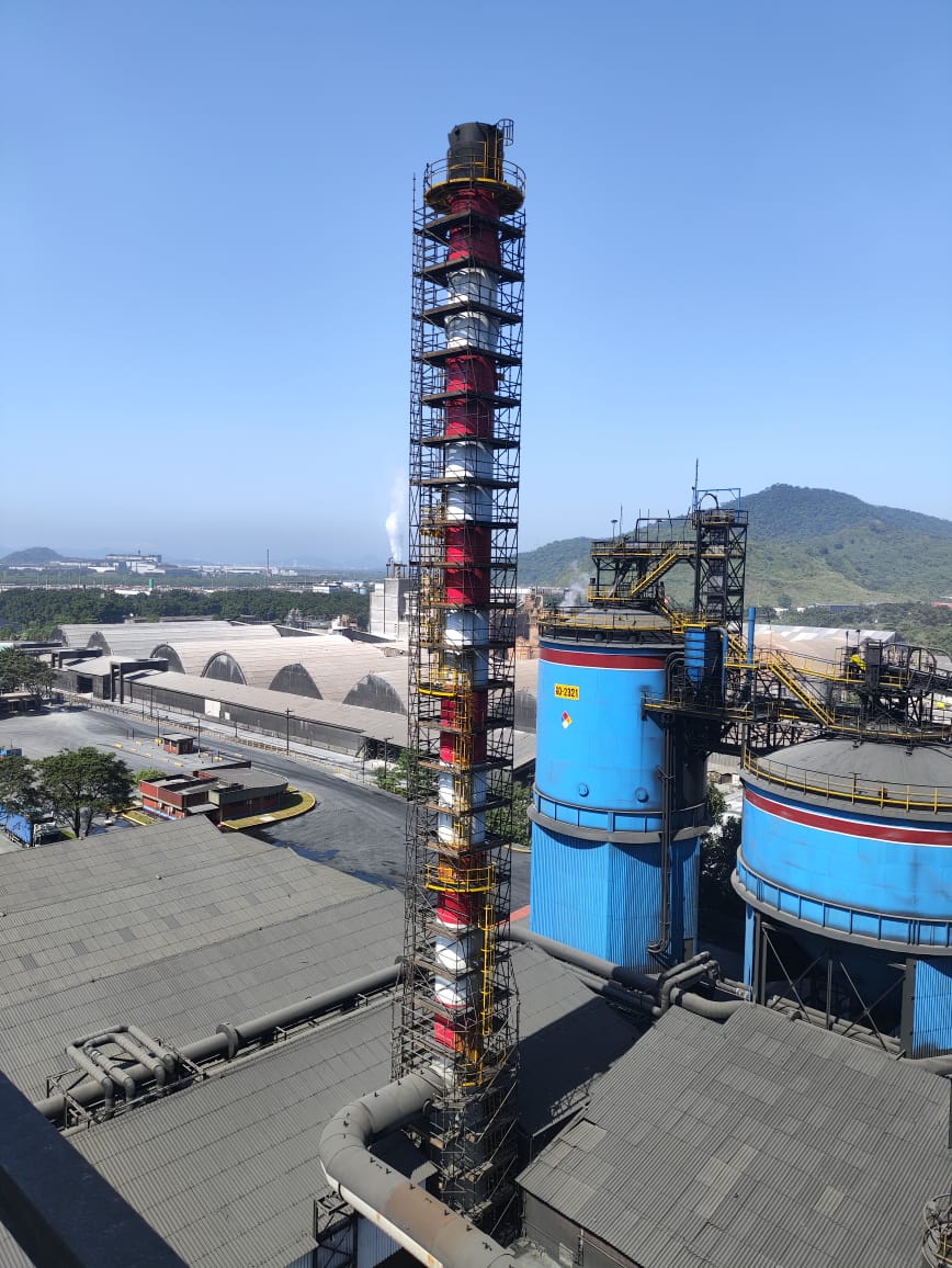 Andaime em chaminé industrial para serviço em altura