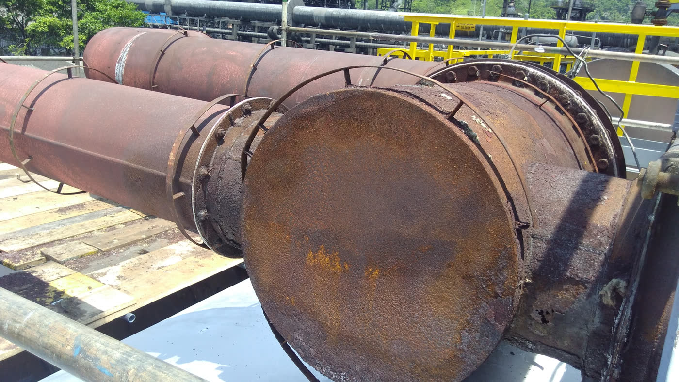 Grau de corrosão avançado em tubulação industrial