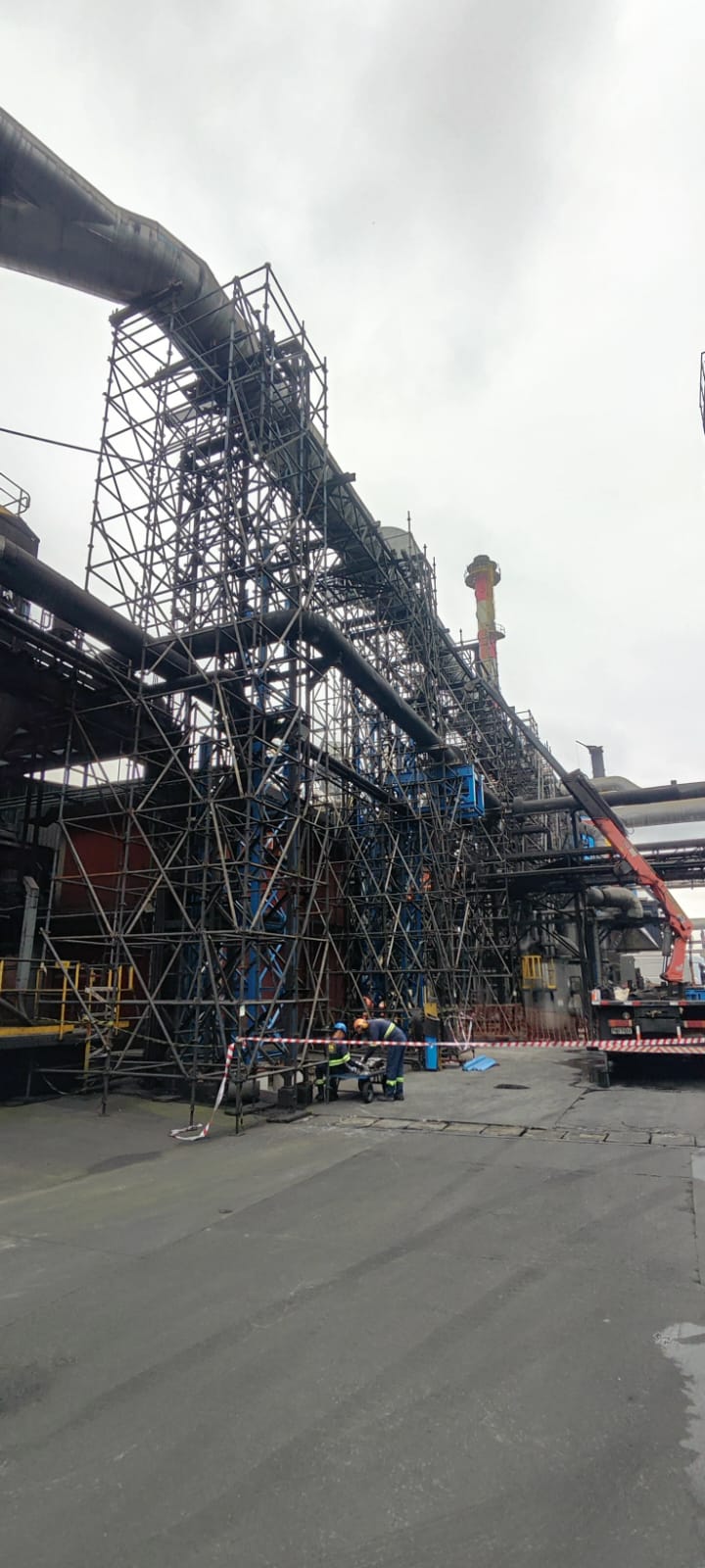 Andaime de grande porte em unidade industrial