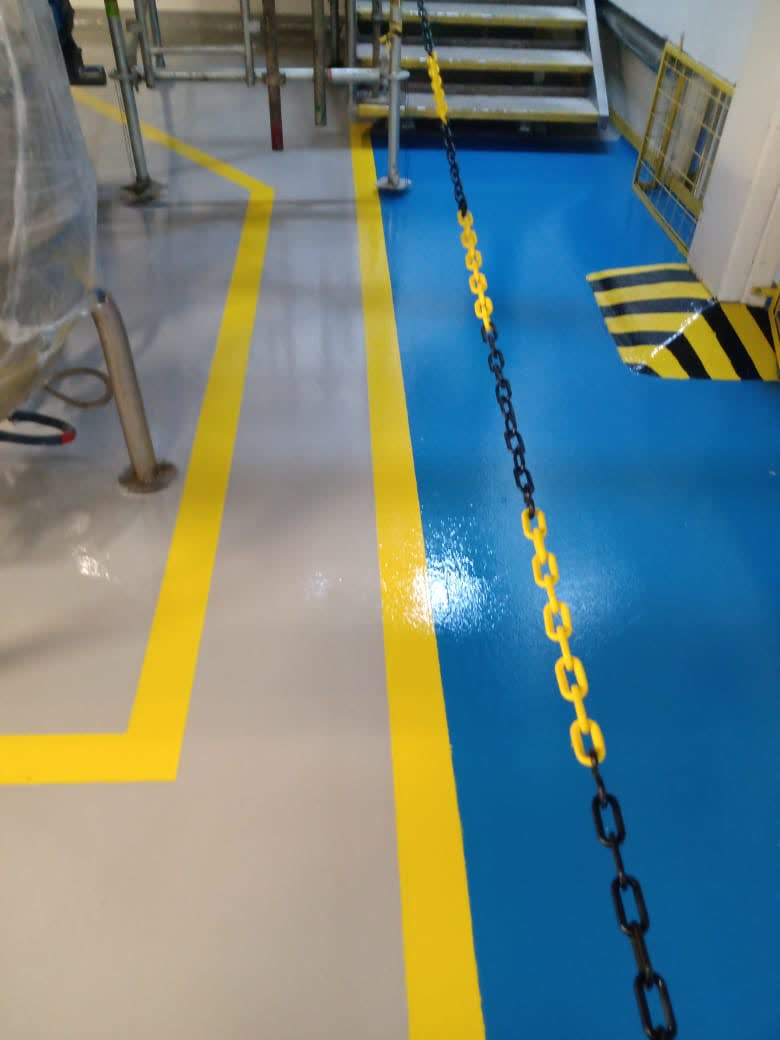 Piso industrial — pintura epóxi e demarcação — depois