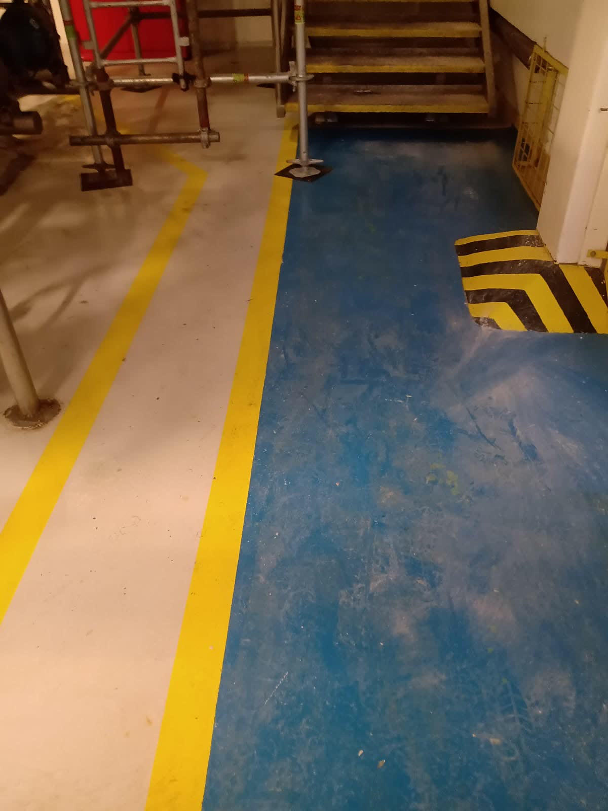 Piso industrial — pintura epóxi e demarcação — antes