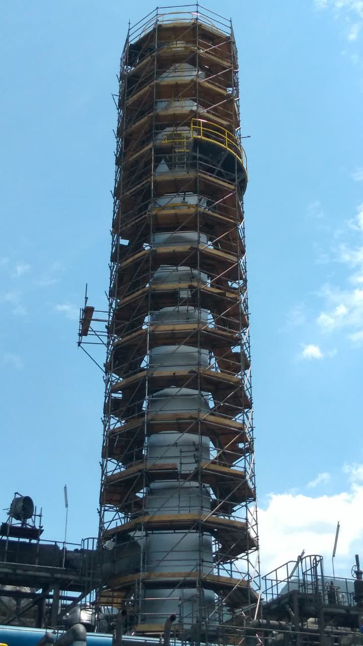 Andaime envolvendo torre/coluna industrial