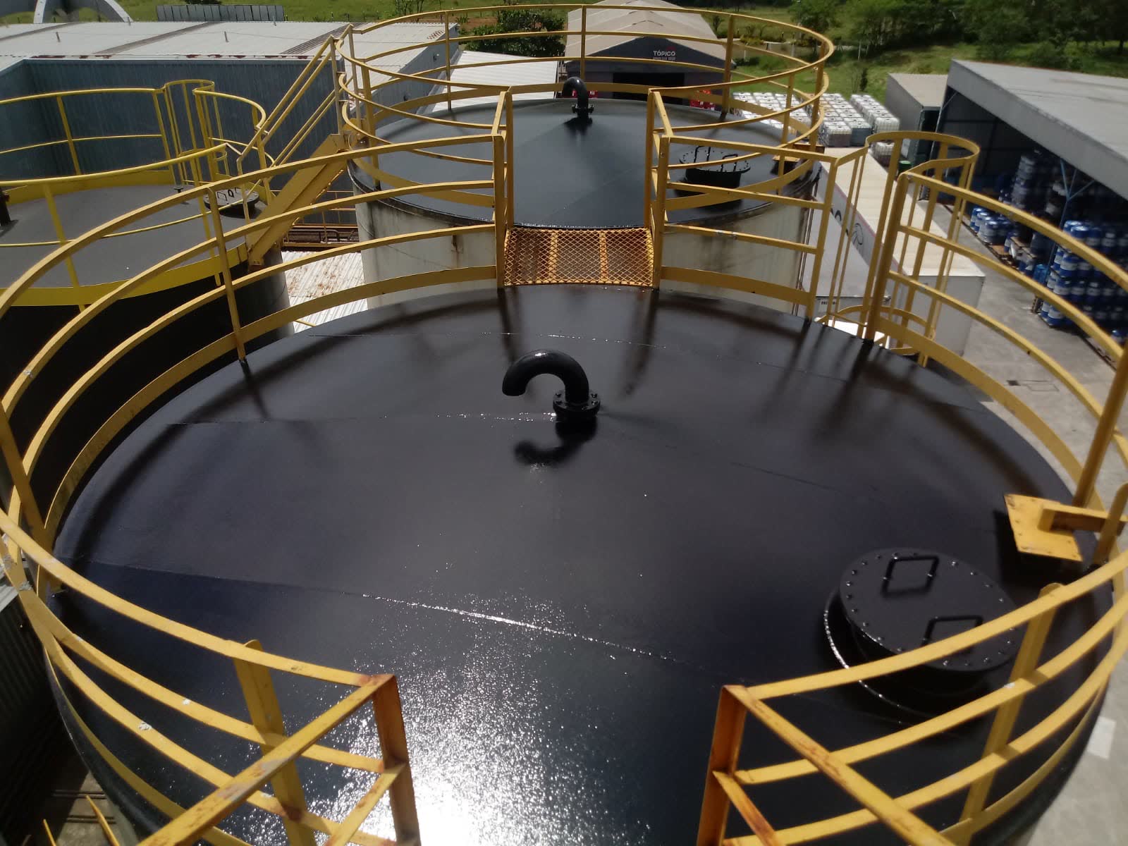 Topo de tanque industrial pintado em preto