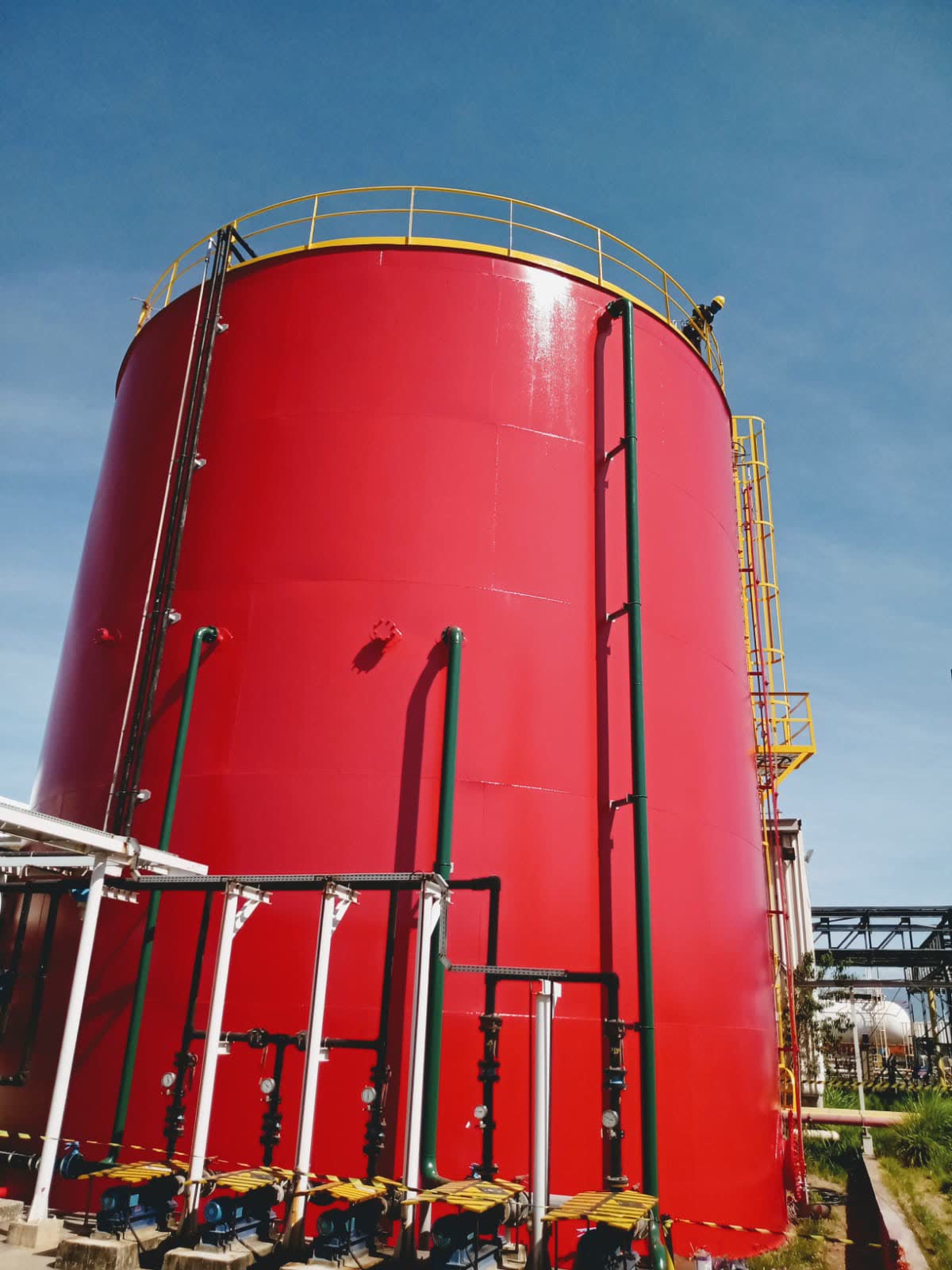Tanque industrial pintado em vermelho anticorrosivo