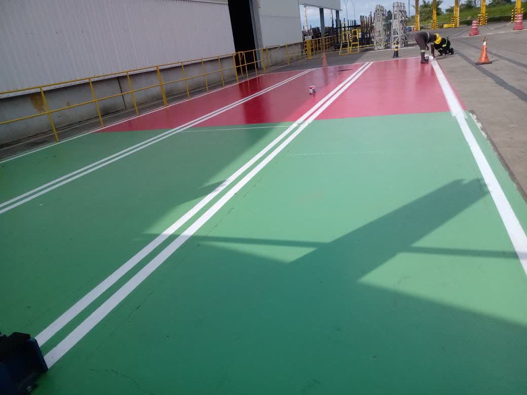 Demarcação viária industrial em vermelho e verde