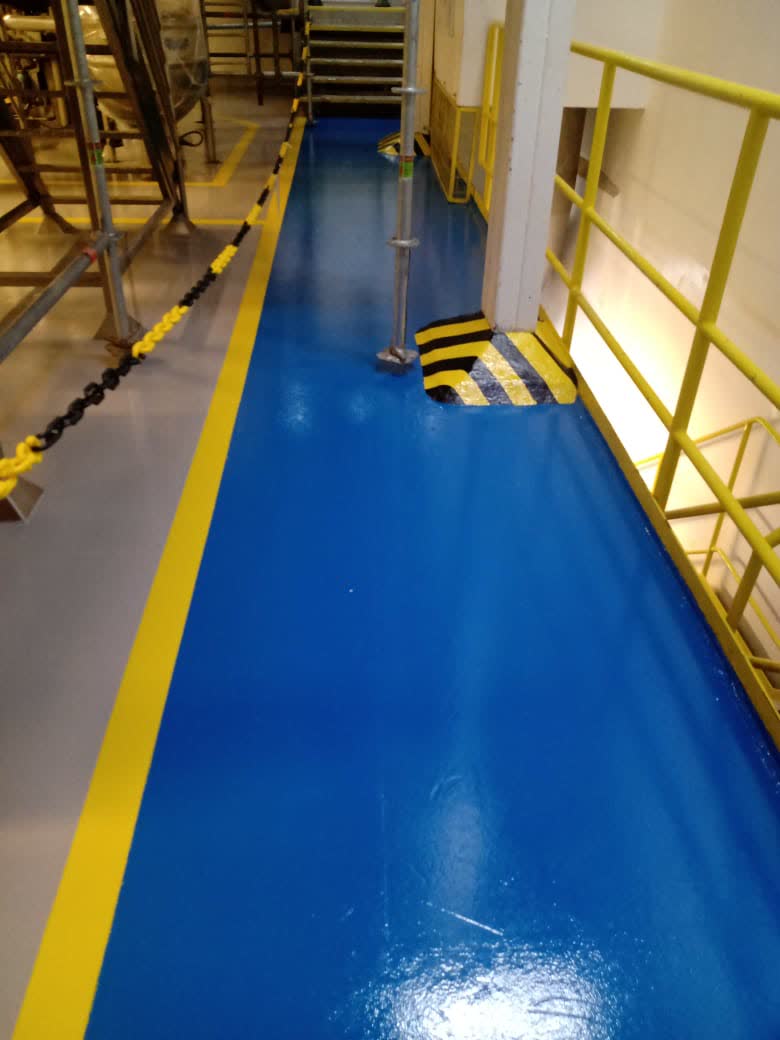 Piso industrial em epóxi azul com demarcação
