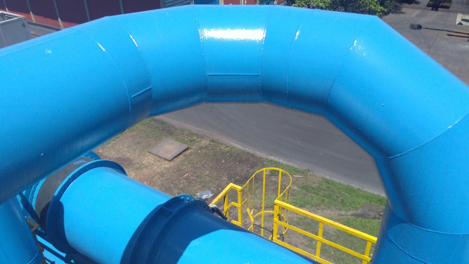 Pintura de tubulação industrial em azul
