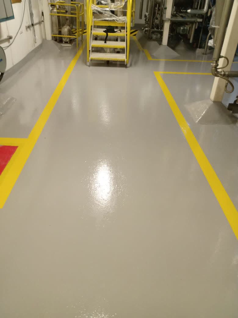 Piso industrial com demarcação de segurança