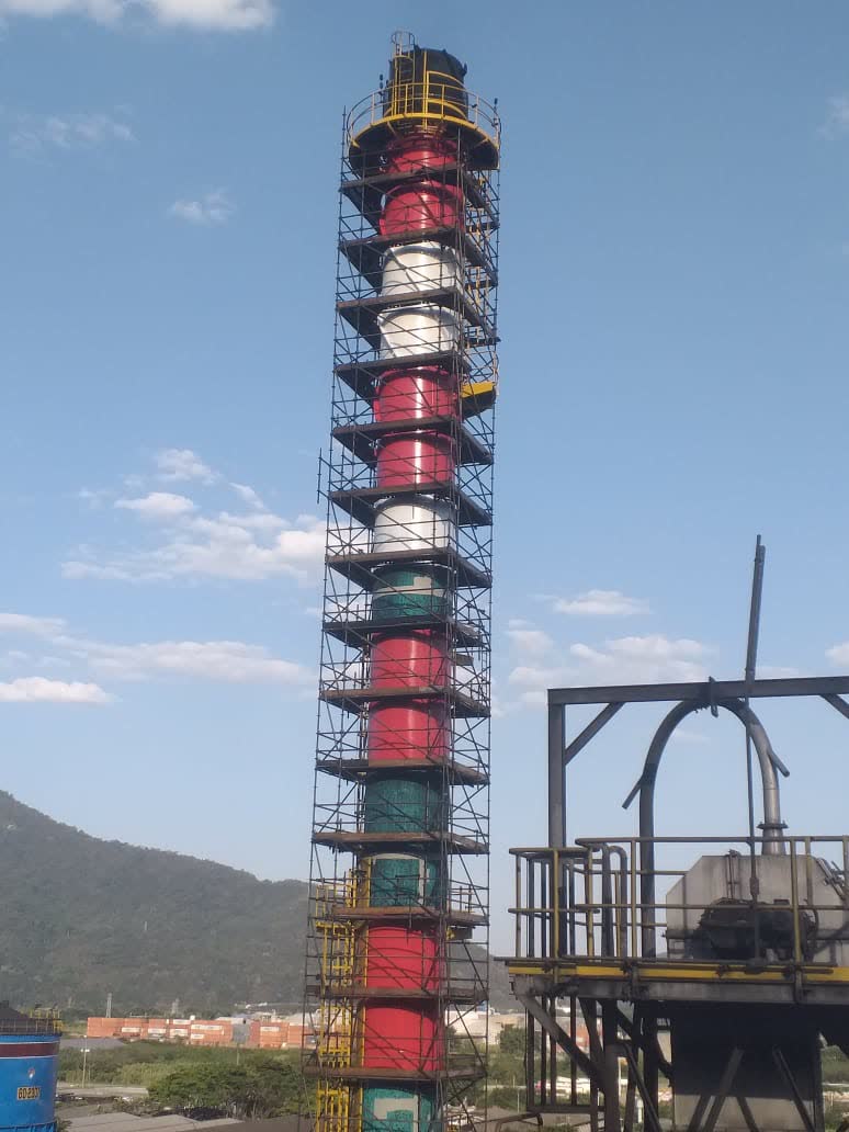 Andaime em torre industrial de grande altura