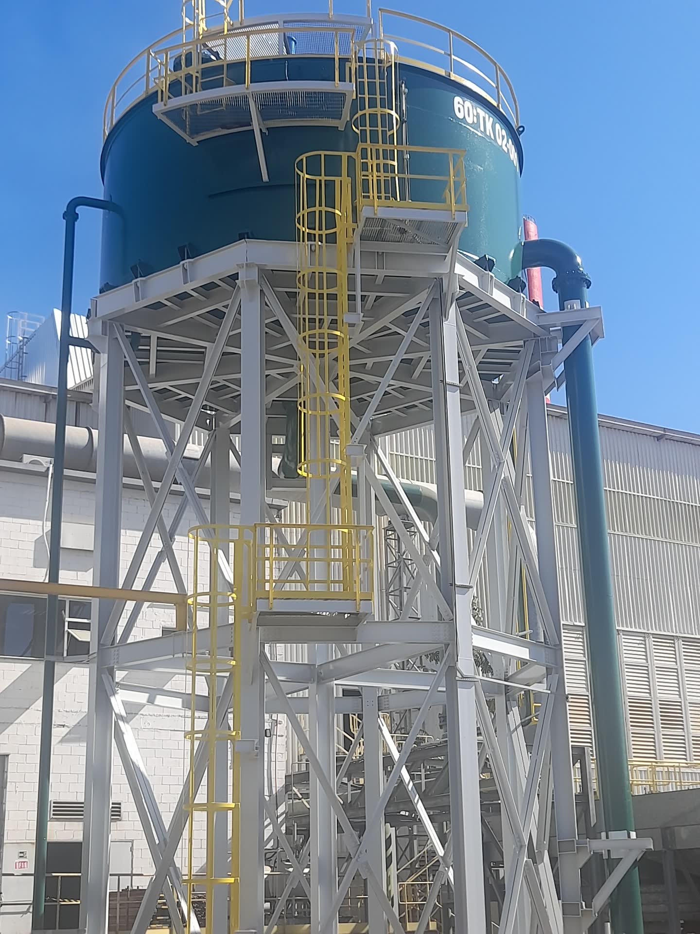 Estrutura metálica e tanque elevado