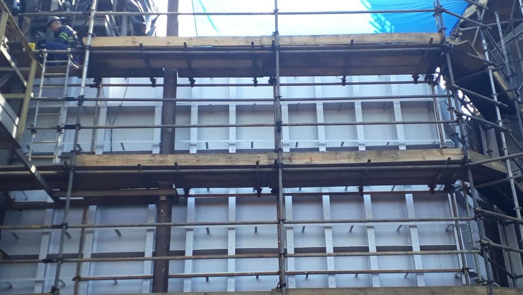 Andaime em estrutura industrial