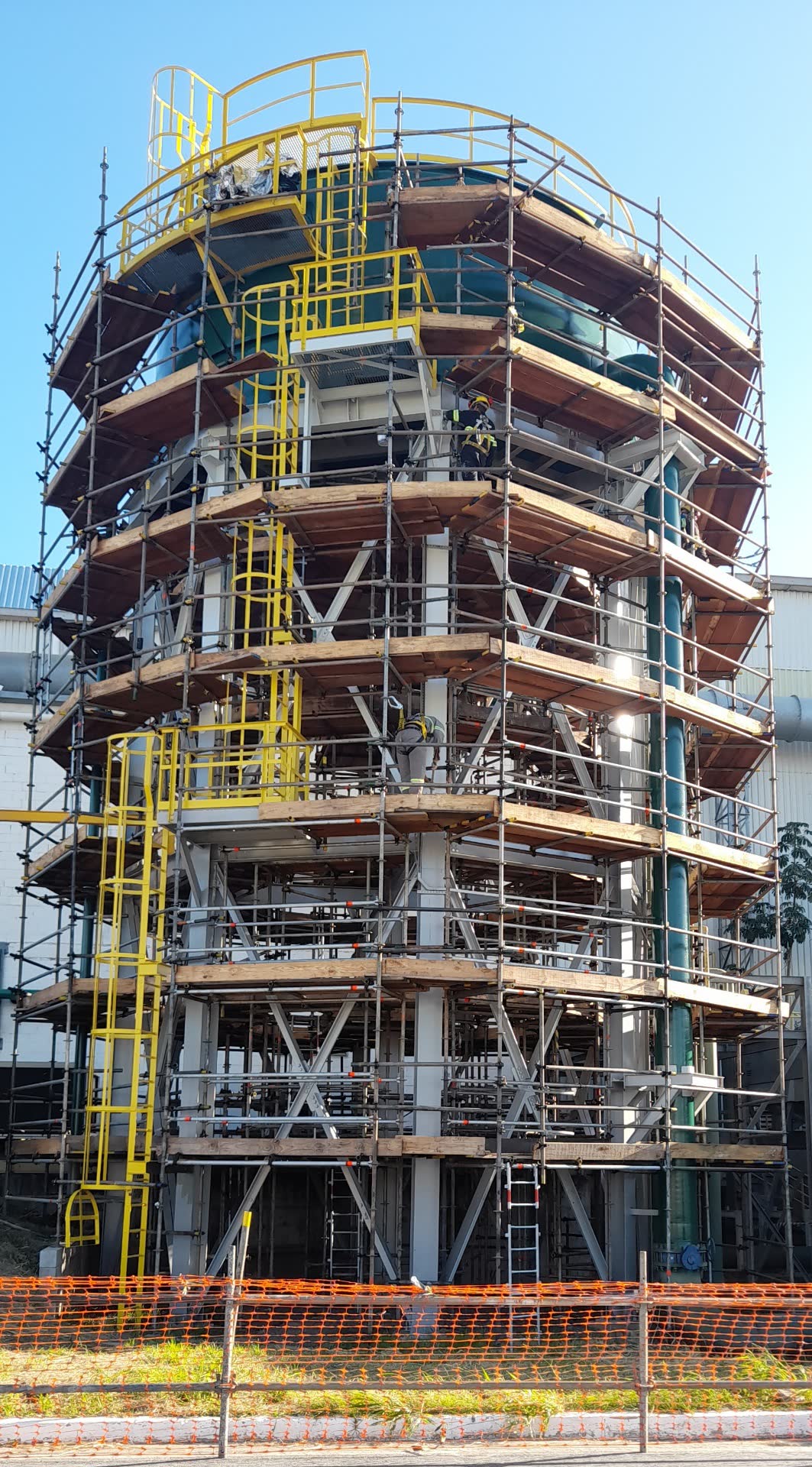 Andaime em torre industrial