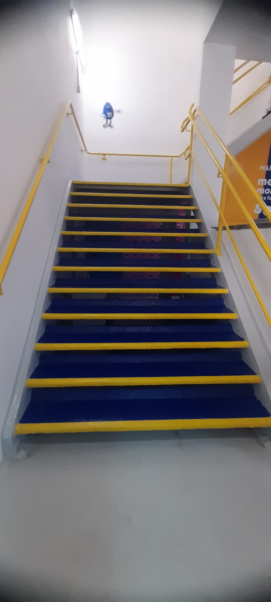 Escada com pintura epóxi e faixas antiderrapantes
