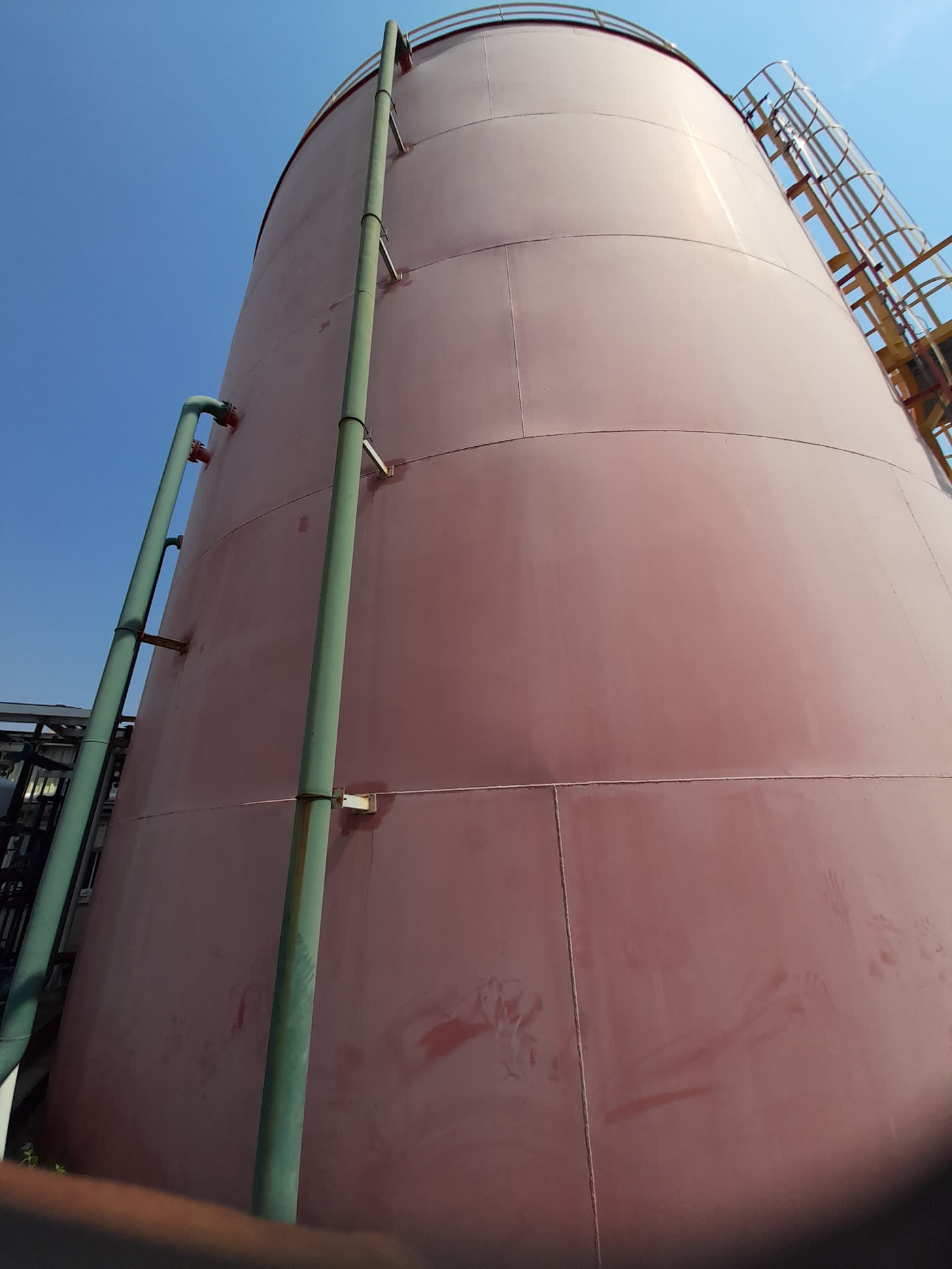 Tanque vertical — recuperação e pintura — antes