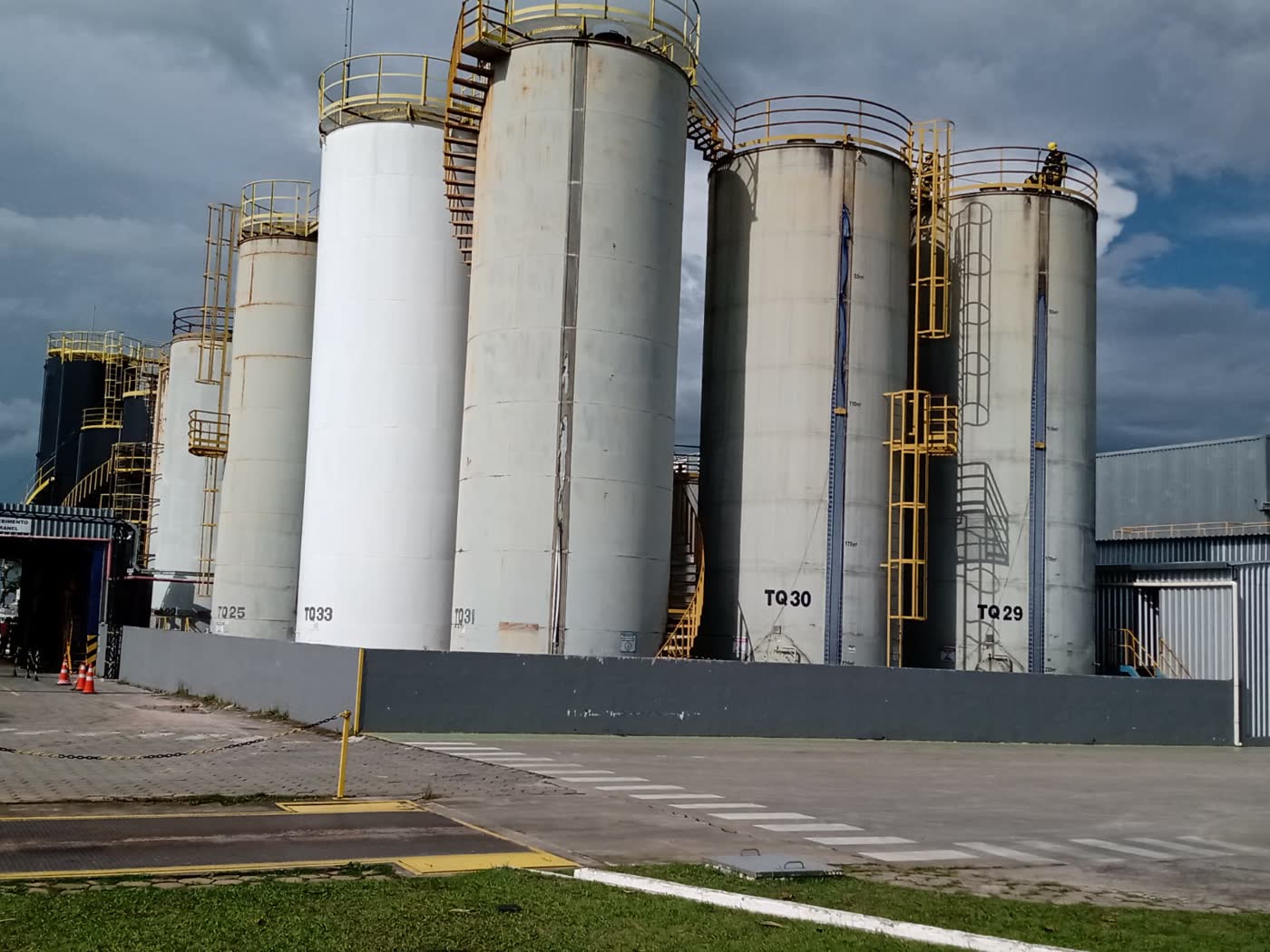 Parque de tanques TQ29/30/33 — pintura de conservação — antes