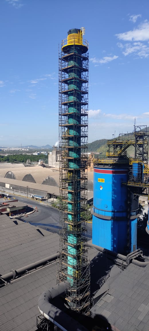 Andaime tubular em torre industrial de grande altura