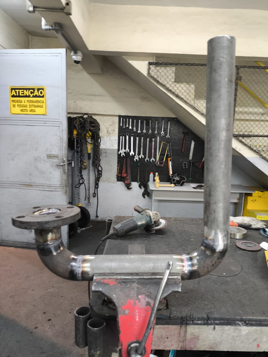 Fabricação de tubulação com flange em bancada de caldeiraria