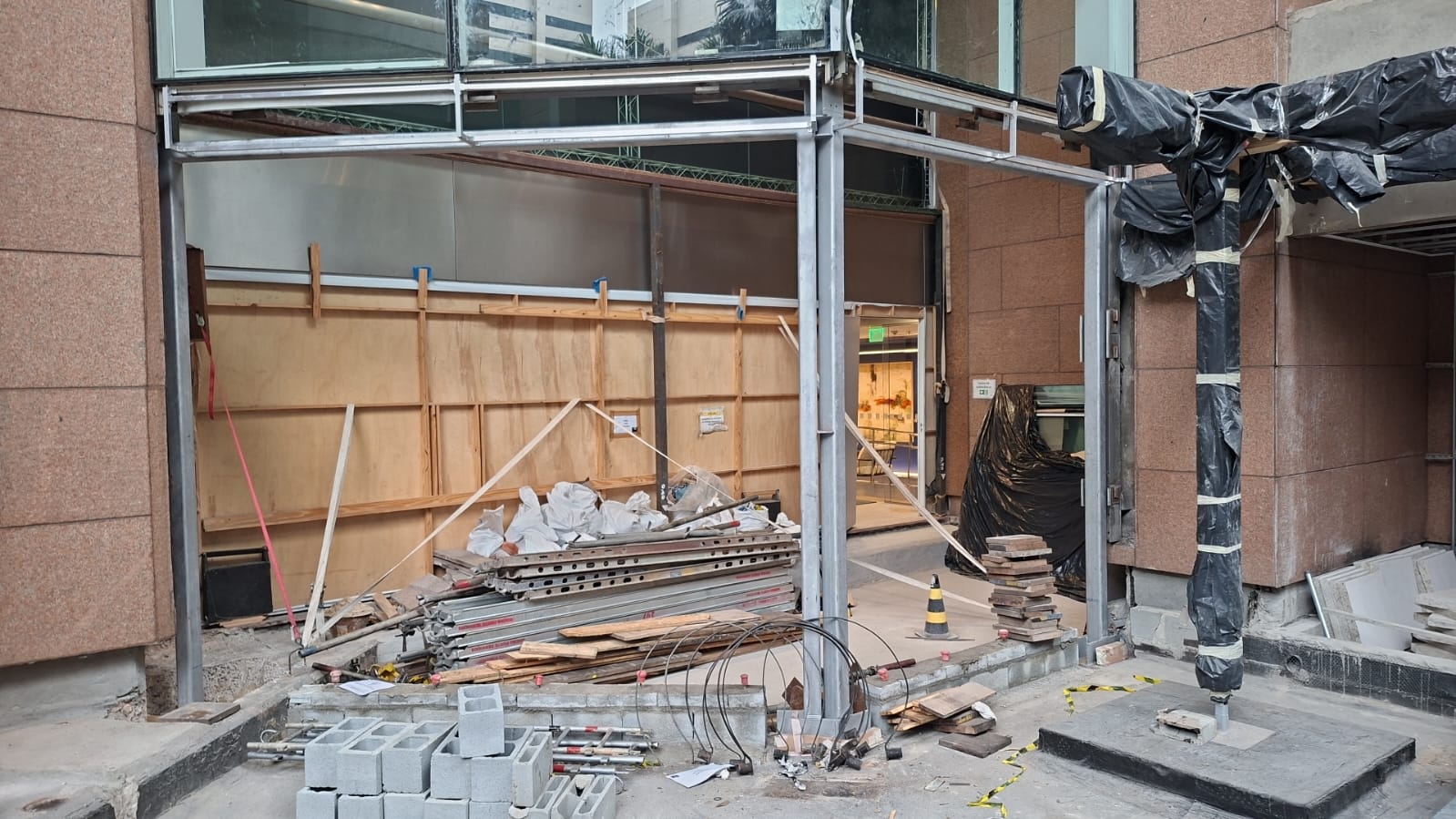 Montagem de estrutura metálica em fachada comercial