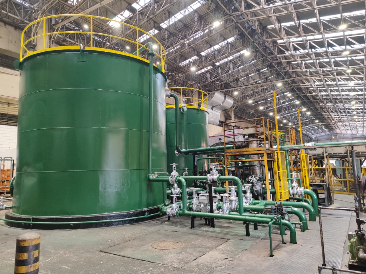 Tanques industriais com pintura anticorrosiva